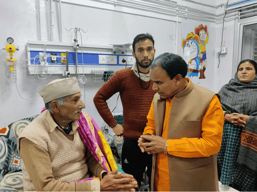 Minister Dr. Dhan Singh Rawat inspected Uttarkashi District Hospital