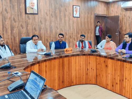 Minister Dr. Dhan Singh Rawat held a meeting with officials in view of preparations for Chardham Yatra