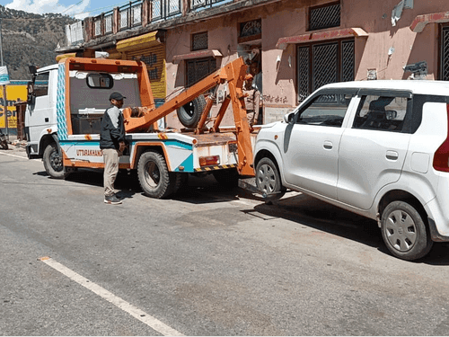 Action taken by Traffic Police Uttarkashi on vehicles parked in no parking