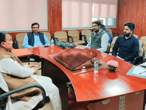 Minister Dr. Dhan Singh Rawat took a review meeting of the construction works of the Rishikesh-Karnprayag rail line project