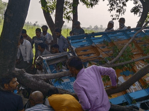 Uncontrolled truck collided with tree, injured was rescued