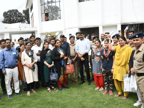 Mobile owners happy after getting back their lost mobile phones