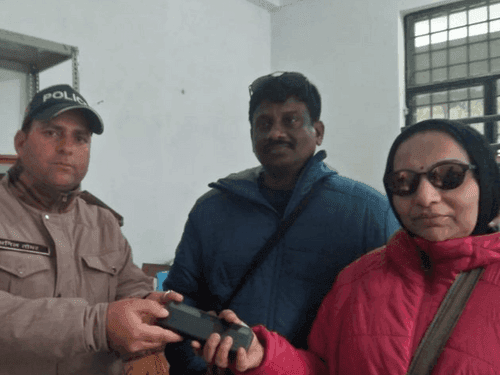 Uttarakhand Police handed over the lost purse to its owner