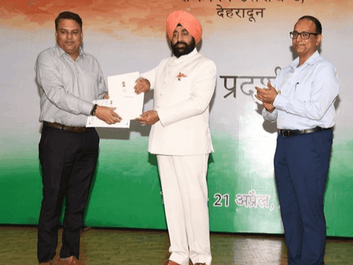 Governor Gurmit Singh honored those doing excellent work in the field of research