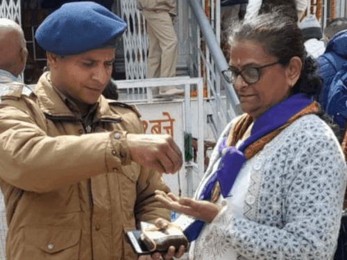 गंगोत्री मन्दिर परिसर में खोये पर्स को किया श्रद्धालु महिला के सुपुर्द