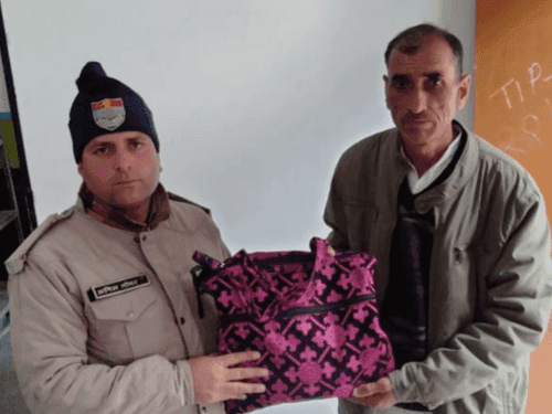 Uttarkashi Police personnel found and returned the lost bag of the passenger