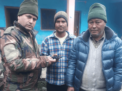 Uttarkashi Police handed over the lost mobile phone to its owner