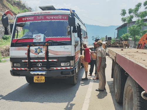 Pauri Garhwal Police sent the saints to their destination by sitting in the vehicle