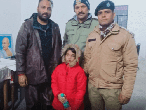 The lost girl child was handed over to her parents by the police