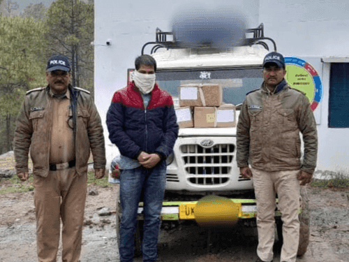 Almora Police arrested driver with illegal liquor in taxi