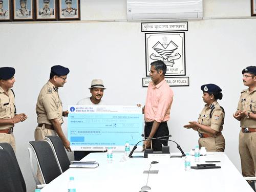 Those who helped the injured in the road accident were honored