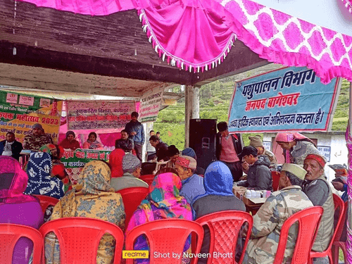 Information about departmental schemes is being given to cattle herders in Krishak Mahotsav