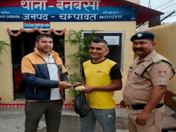 Champawat Police handed over the lost phone to its owner