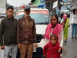 Champawat Police handed over the lost girl to her mother