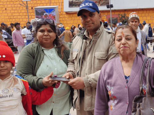 Uttarkashi Police handed over the lost phone to its owner