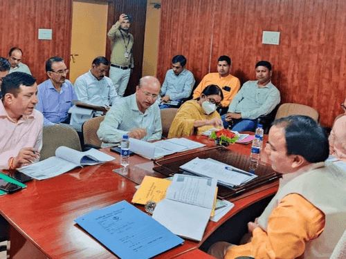 Minister Dr. Dhan Singh Rawat held a meeting with the officials of the School Education Department