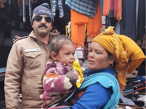 The police handed over the 3-year-old girl safely to her relatives