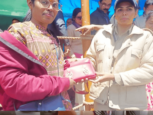 The devotee thanked the Uttarakhand Police after receiving her purse