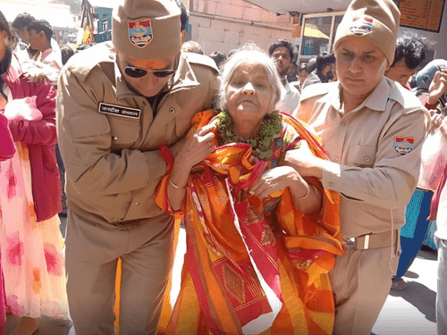 Uttarakhand Police became support for 78 year old mother