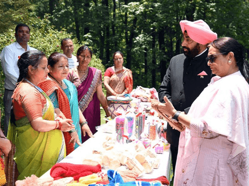 Governor Gurmit Singh visited the exhibition of products made by women of self-help groups