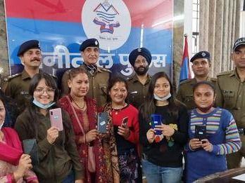 Police gave gifts to women on the occasion of International Women's Day