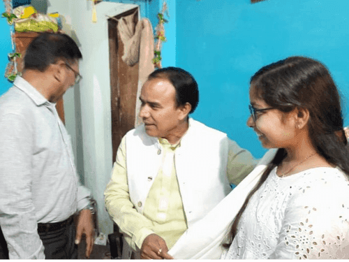 Education Minister Dr. Dhan Singh Rawat congratulated student Mahi for getting 94.8 percent marks