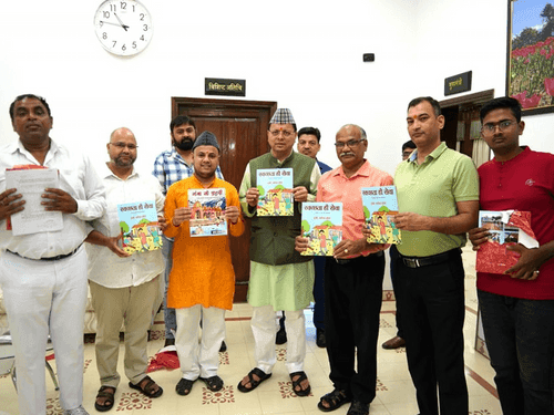 CM Dhami released the book 'Ganga Ke Prahari' and 'Swachhta Hi Seva'