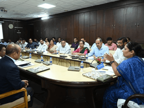 Assembly Speaker Smt. Ritu Khanduri held a meeting with the Development Council Board of Gairsain