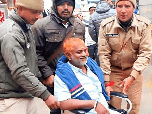 Uttarakhand Police became support for disabled devotee