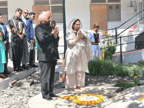 Governor Gurmit Singh visited Baba Neem Karauli Maharaj at Kainchi Dham