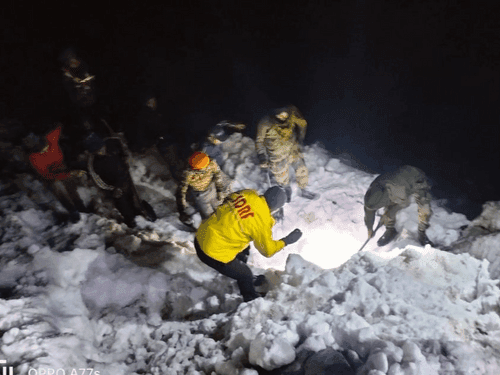 Rescue was done to the devotees trapped in the avalanche