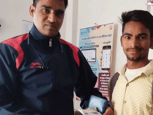 Uttarkashi Police handed over the lost purse to its owner