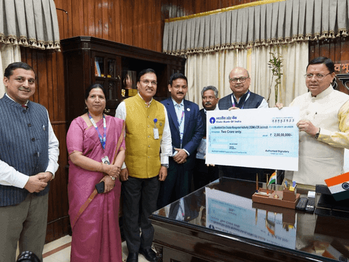 The Chief General Manager of SBI New Delhi handed over a check of 2 crores to CM Dhami.