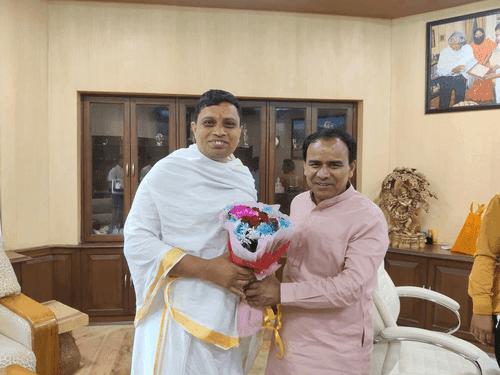 Cabinet Minister Dr. Dhan Singh Rawat met Acharya Balkrishna