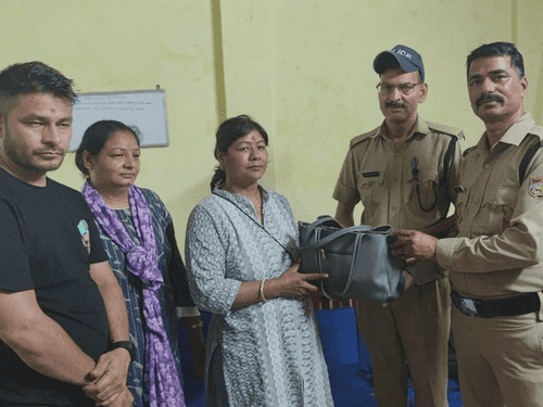 Uttarakhand Police handed over a bag full of precious jewelery and cash to its owner