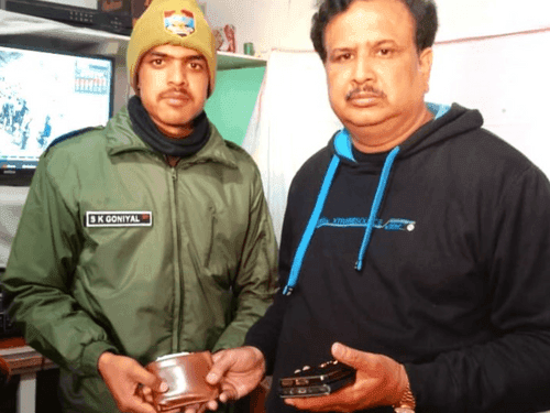 Chamoli Police handed over the lost purse to its owner