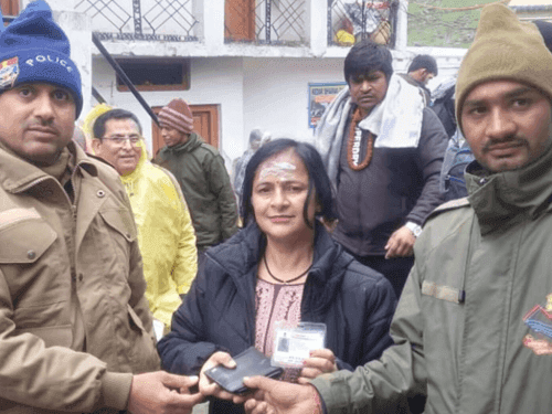 Police personnel handed over the lost purse to its owner