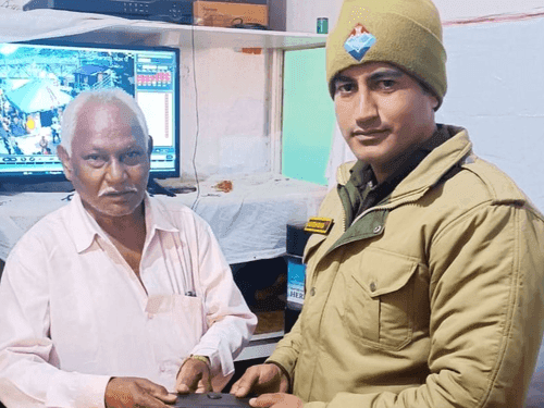 Chamoli Police handed over the lost phone to its owner