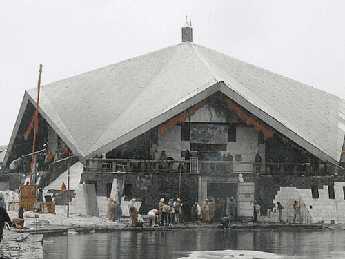 Snow melted on the way from Atlakoti to Hemkund, now children and elders will be able to travel