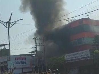 fire in departmental store in dehradun