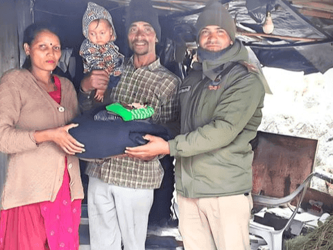 Uttarakhand Police arranged blankets and warm clothes for the needy