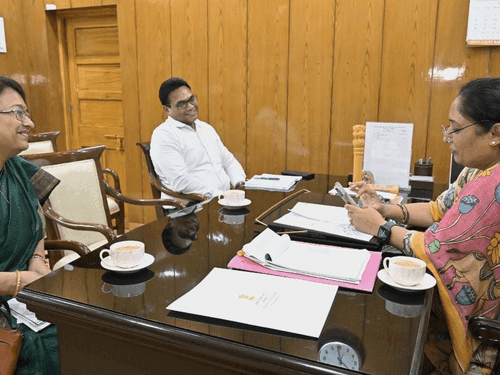 Assembly Speaker Smt. Ritu Khanduri holds meeting with Health Secretary and Director General of Health