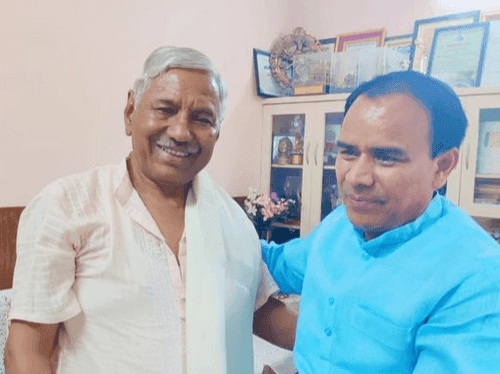 Cabinet Minister Dr. Dhan Singh Rawat met famous folk singer Narendra Singh Negi