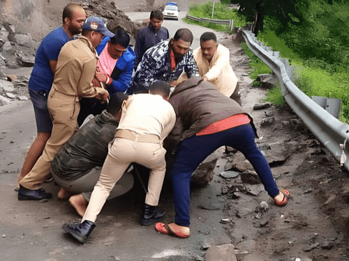 सड़क मार्ग पर गिरे बोल्डर व मलवा को हटाकर आवागमन किया गया सुचारू