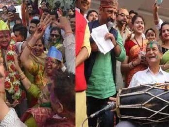 Harish Rawat played dholak in Holi celebrations