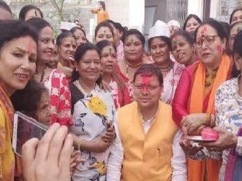 Career CM Dhami played Holi after visiting Kainchi Dham