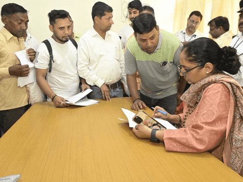 Vidhansabha Speaker Smt. Ritu Khanduri gave instructions to the officers after listening to the problems of the regional people