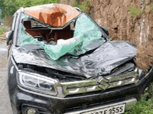 The bull fell on bonnet of the car from the hill, three people were injured