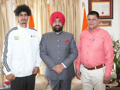 Young mountaineer of Tehri Garhwal met Governor Gurmit Singh