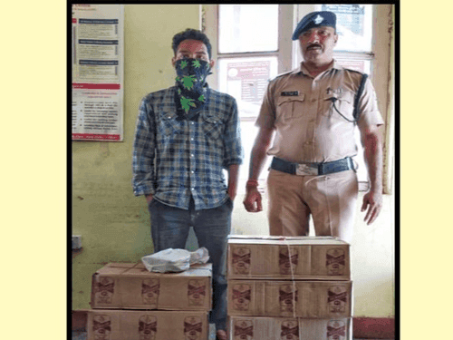 Accused arrested for transporting 07 boxes of illegal English liquor in the vehicle